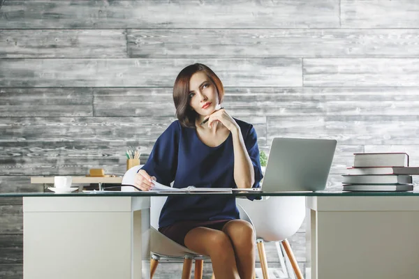 Prachtvolle Frau arbeitet an Projekt — Stockfoto