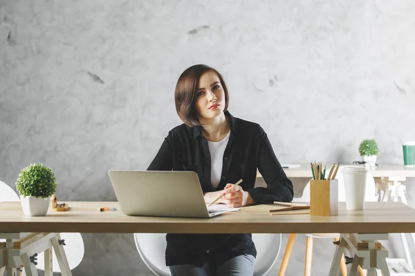 Junge weiße Frau arbeitet an Projekt — Stockfoto