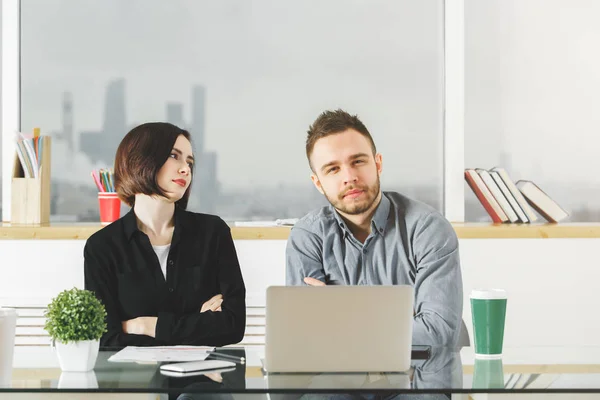 Atractivo hombre y mujer trabajando en el proyecto — Foto de Stock