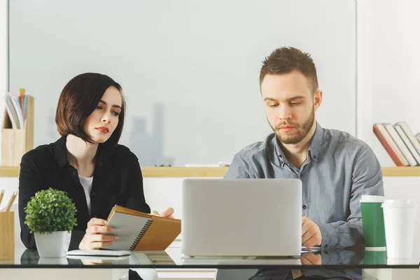 Empresario y mujer europeos que trabajan en el proyecto — Foto de Stock