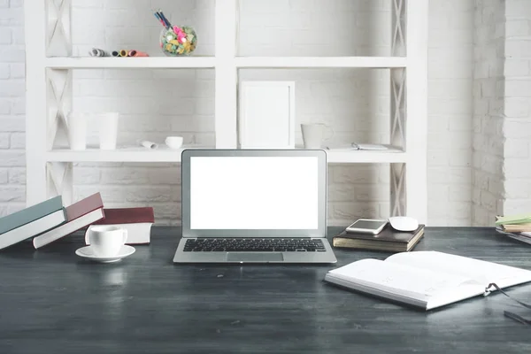 Hipster-Schreibtisch mit leerem Laptop-Monitor — Stockfoto