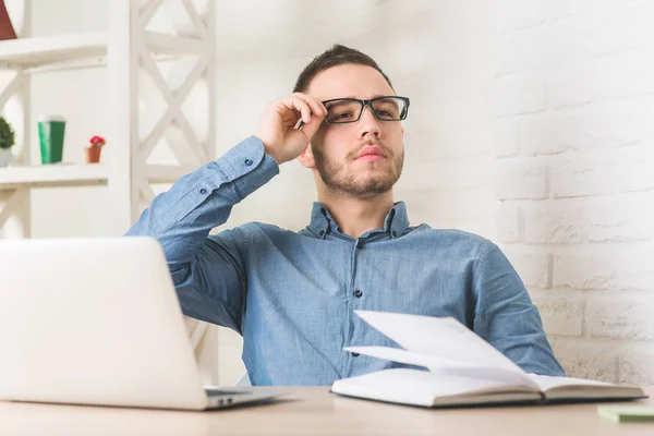 Aantrekkelijke ondernemer bezig met project — Stockfoto