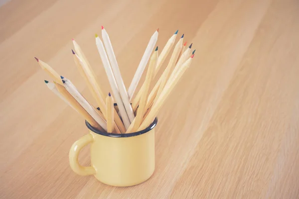 Mugg med pennor på skrivbord — Stockfoto