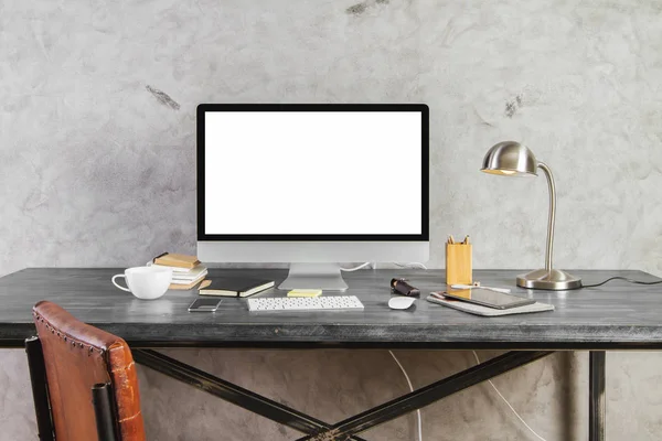 Tavolo con schermo del computer bianco vuoto anteriore — Foto Stock