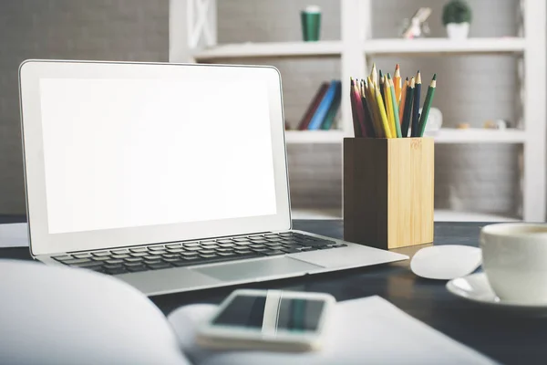 Escritorio creativo con pantalla blanca en blanco del ordenador portátil —  Fotos de Stock