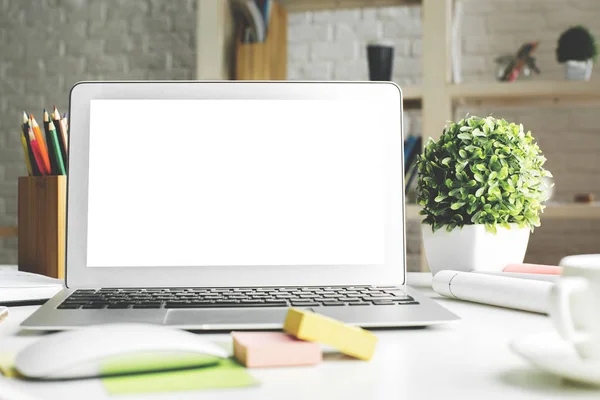 Local de trabalho moderno com monitor de laptop branco vazio — Fotografia de Stock