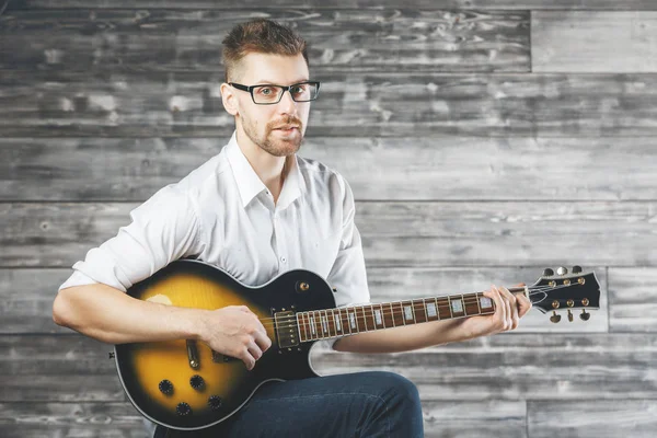 Uomo che suona la chitarra — Foto Stock