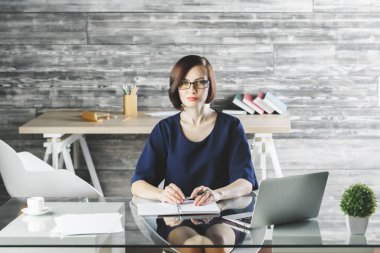 Projede çalışan güzel beyaz iş kadını 