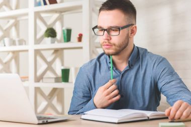 Projede çalışan yakışıklı işadamı 