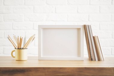 Resim çerçevesi ve malzemeleri içeren tablo