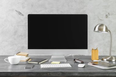 Masaüstü boş bilgisayar monitörü açık ile