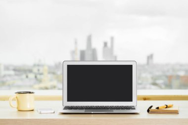 Ofis Masaları boş dizüstü bilgisayar ile 