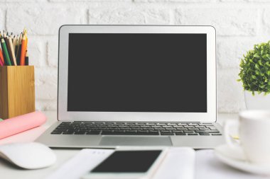 Yaratıcı tablo boş dizüstü ekran ile