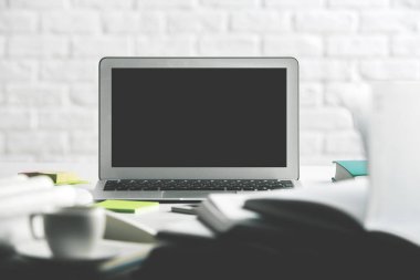 Boş dizüstü ekran ile modern tablo