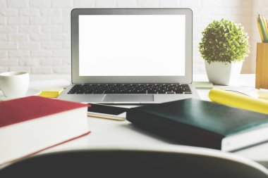 Yaratıcı masaüstü boş beyaz laptop monitör ile