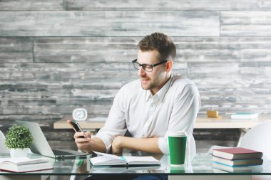 Çekici işadamı işyerinde aygıt kullanma 