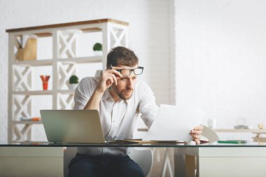 Beyaz projede çalışan erkek 