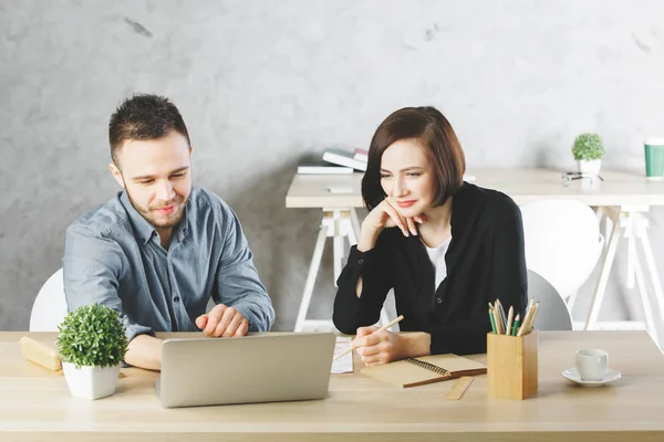 Attraente uomo d'affari e donna che lavorano al progetto — Foto Stock