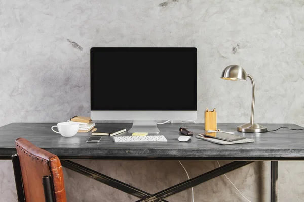 Mesa con pantalla de ordenador vacía —  Fotos de Stock