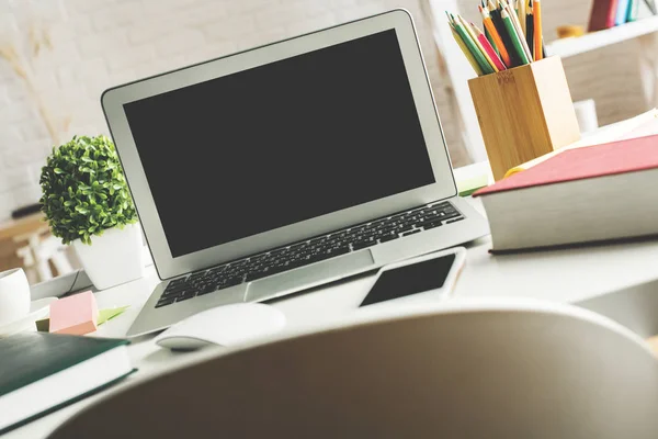 Современный рабочий стол с экраном ноутбука — стоковое фото