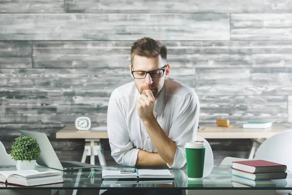 Schöner Geschäftsmann arbeitet an Projekt — Stockfoto