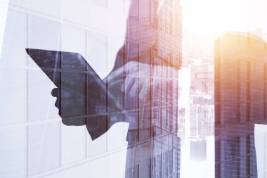 Tablet kullanan adam 