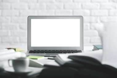 Boş beyaz dizüstü ekran ile modern tablo