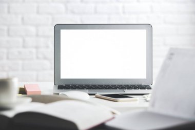 Hipster çalışma alanı boş beyaz dizüstü ekran ile