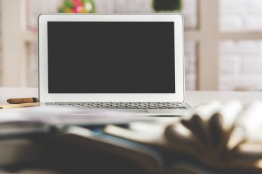 Boş laptop monitör ile modern tablo 