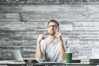 Düşünceli işadamı projede çalışan 