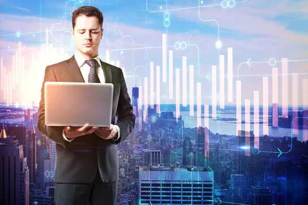 Affärsman med laptop med business diagram — Stockfoto