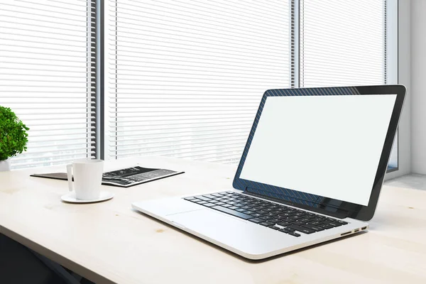 Pusty laptopa w biurze — Zdjęcie stockowe