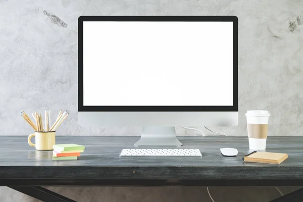 Tiszta, fehér pc képernyő kreatív íróasztal — Stock Fotó