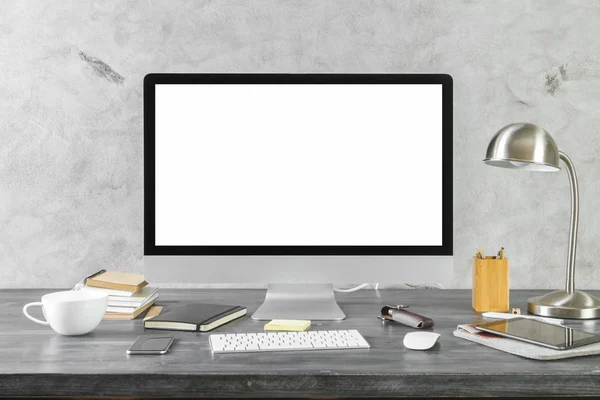 Desktop con schermo del computer bianco vuoto frontale — Foto Stock
