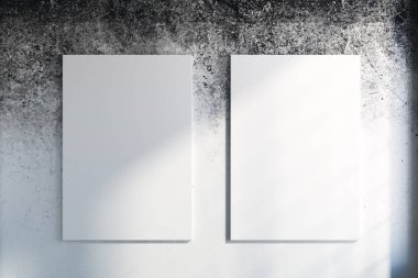 Duvarda boş reklam panoları 