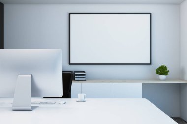 Tasarımcı masaüstü boş posteri ile 