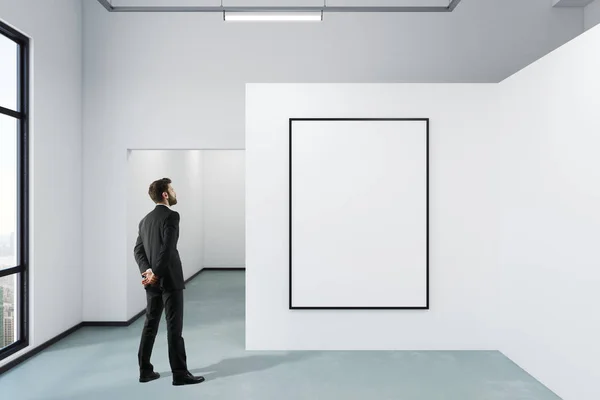 Hombre en la habitación con cartel —  Fotos de Stock