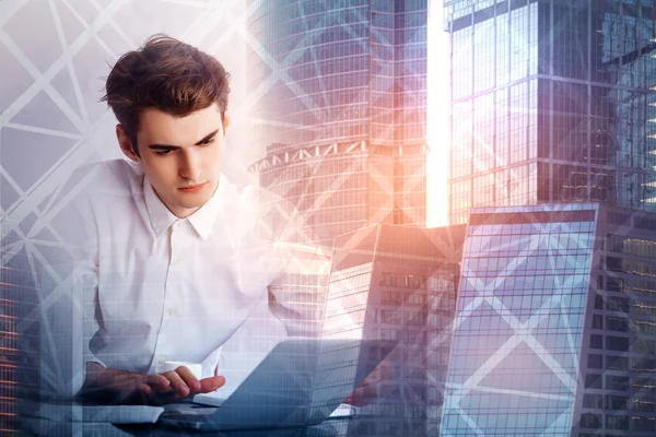 Proje multiexposure üzerinde çalışan adam 