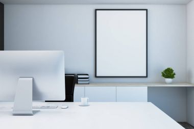 Tasarımcı masaüstü boş afiş ile