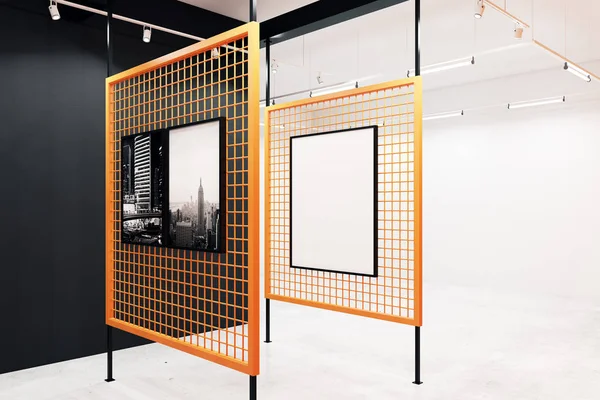 Moderne Galerie mit leeren Plakatwänden — Stockfoto