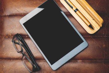 Tablet ve malzemeleri içeren tablo