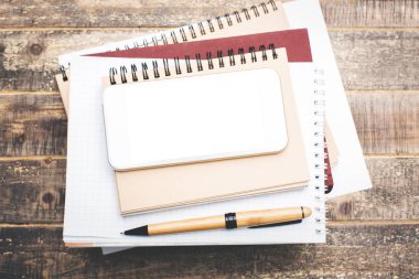 Masaüstü ile beyaz cep telefonu