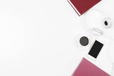 Yaratıcı beyaz masaüstü boş smartphone ile