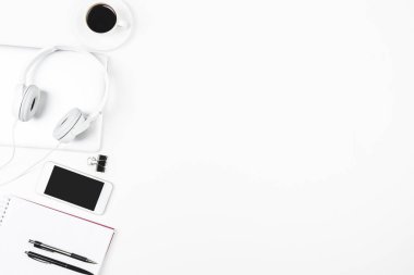 Yaratıcı beyaz çalışma alanı boş cep telefonu ile 