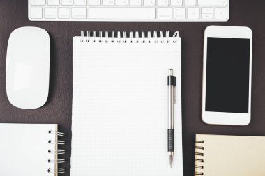 Modern masa üstü boş smartphone ve malzemeleri