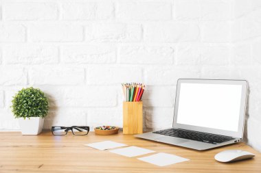 Boş dizüstü bilgisayar ile yaratıcı çalışma alanı 