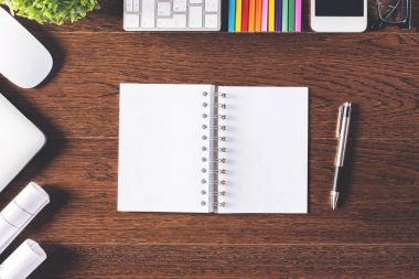 Resepsiyon boş not defteri ve nesnelerle