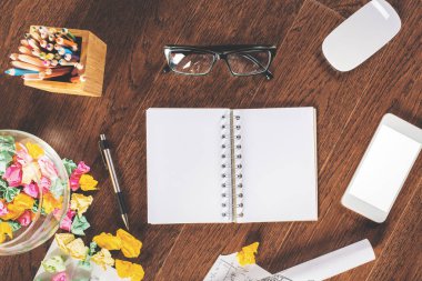 Masaüstü boş not defteri ve nesnelerle