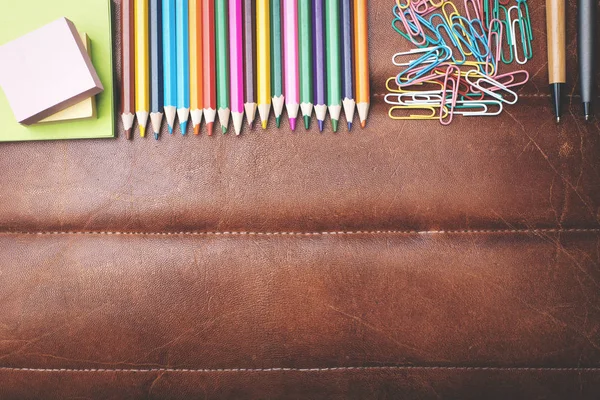 Escritorio de cuero con artículos de papelería — Foto de Stock