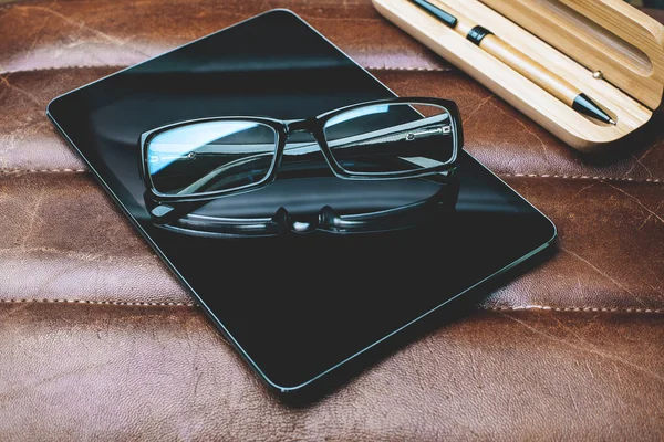 Desk top with tablet and supplies — Stock Photo, Image